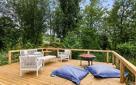 The Bell Tent - Overlooking The Moat With Decking